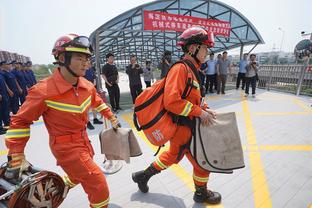 博主：开场9分钟武磊射门被扑，谭龙补射破门，国足领先中国香港